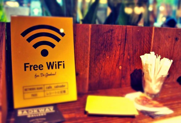 Sử dụng wifi miễn phí tại các quán cafe
