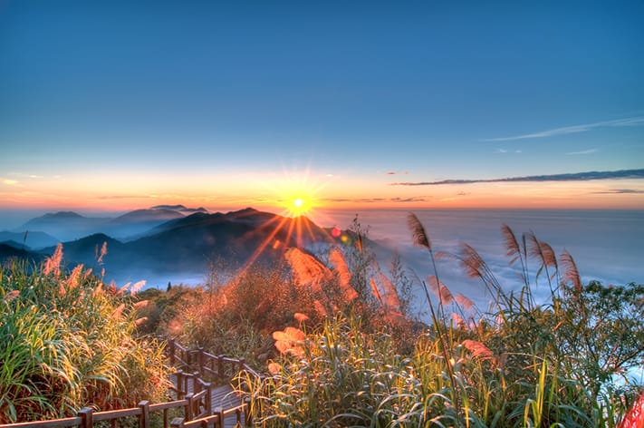 kinh-nghiem-di-dai-loan-Sunset-over-Alishan-Range-at-Xiding-Alishan-National-Park-Taiwan-711