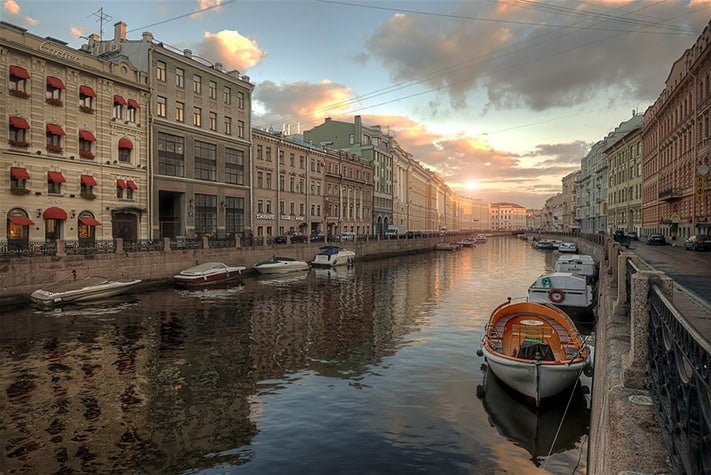 kinh-nghiệm-du-lịch-nga-stock-photo-canals-of-st-petersburg-82408857-711