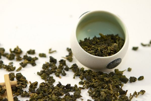 kinh-nghiem-di-dai-loan-tong-ting-taiwan-oolong-tea-with-white-cup-711