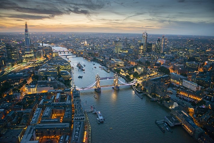 du-lịch-anh-quốc-london-aerial-view-JasonHawkes-1807-711-Aerial view of Tower Bridge and the River Thames at night, London