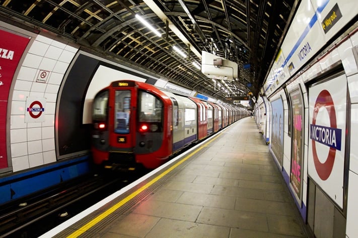 du-lịch-anh-quốc-londontube-victoria-station-711