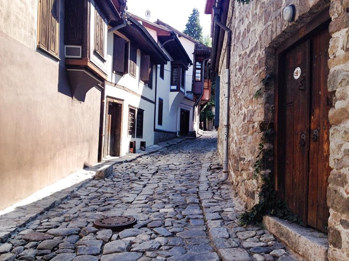 du-lịch-bulgaria-cobbled-streets-old-town-plovdiv-711