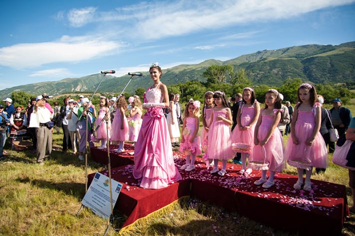 du-lịch-bulgaria-rose-festival-in-bulgaria-711