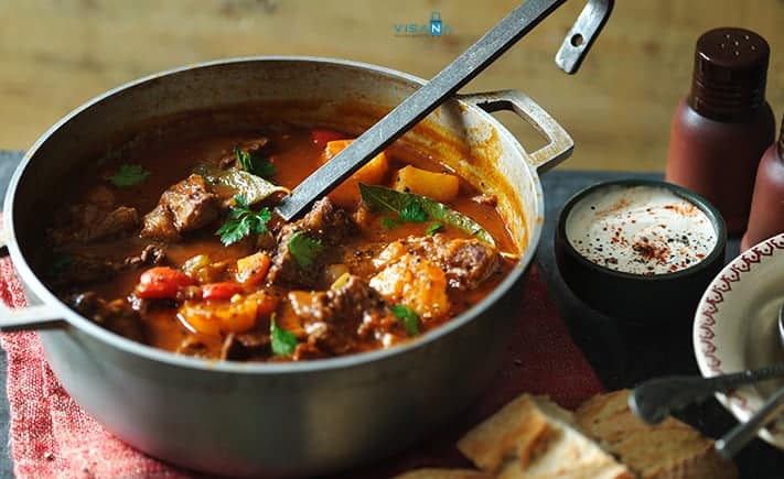 Gulyás-Meat-Soup-du-lich-hungary